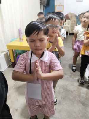 Hosea koulukkaat rukoilevat